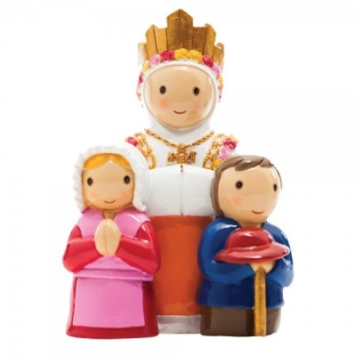 Três figuras de cerâmica pintada coloridas representando personagens em roupas tradicionais.