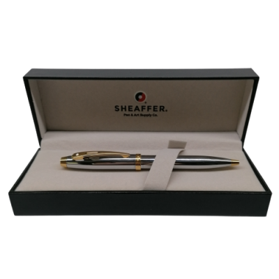 Caneta esferográfica Sheaffer prateada com detalhes dourados em estojo preto