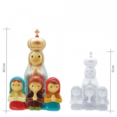 Duas estatuetas religiosas, uma colorida com coroa dourada e três crianças ajoelhadas, outra cinza, mãos em oração, com medidas visíveis.