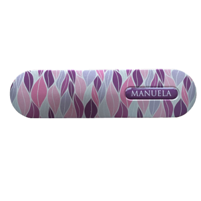 Estojo para óculos com padrão de folhas em tons lilás, roxo e rosa e etiqueta MANUELA