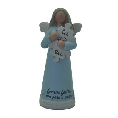 Figurinha decorativa de anjo azul com asas brancas e texto