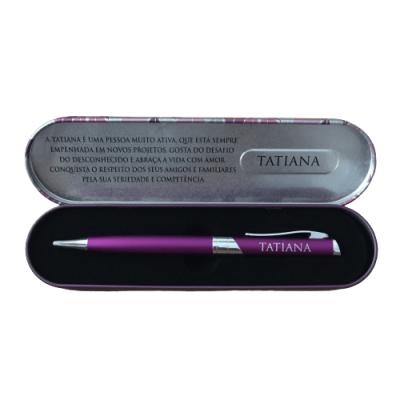 Estojo metálico com caneta roxa com o nome Tatiana