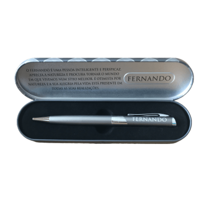 Estojo com caneta prateada personalizada com o nome Fernando e texto gravado na tampa