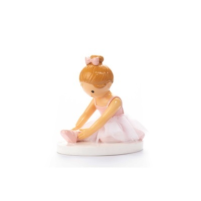 Figura decorativa de bailarina sentada com vestido rosa sobre base branca