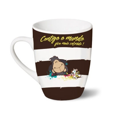 Caneca de cerâmica branca com riscas castanhas e desenho de macaco e unicórnio com texto amarelo