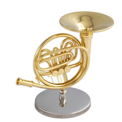 Trompa dourada com suporte metálico prateado