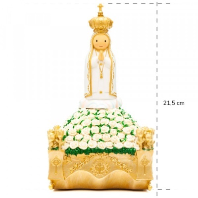 Estátua de Nossa Senhora branca e dourada com flores