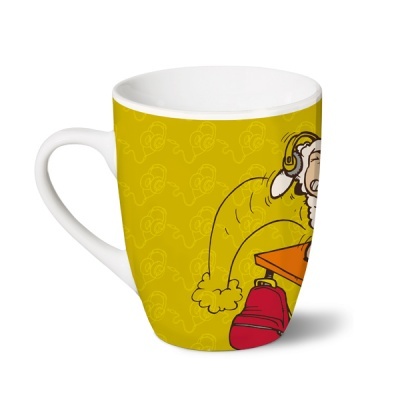 Caneca branca com padrão amarelo de ovelhas e ovelha com auriculares sentada numa mesa
