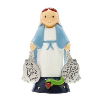 Estátua decorativa de figura feminina com vestido branco e manto azul segurando sacos cinzentos