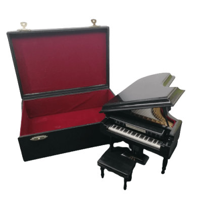 Piano de cauda miniatura preto com banco junto a caixa preta retangular aberta forrada a veludo vermelho