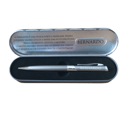 Caneta prateada em estojo metálico cinza com o nome Bernardo e texto em português