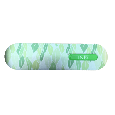 Estojo verde e branco com padrão de folhas e etiqueta com nome INÊS