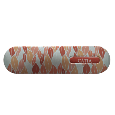 Estojo metálico decorado com padrão de folhas em tons de vermelho, laranja e branco