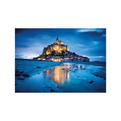 Mont Saint-Michel iluminado à noite com reflexos na água
