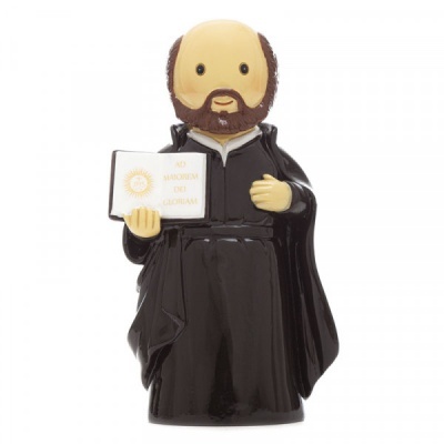 Figura decorativa de cerâmica com roupa preta e livro aberto
