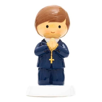 Figura decorativa de menino com roupa azul e terço amarelo em base branca