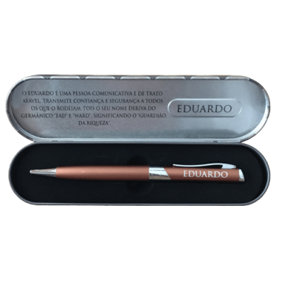 Estojo metálico cinzento com texto e nome EDUARDO na tampa, com caneta castanha e nome EDUARDO gravado no interior