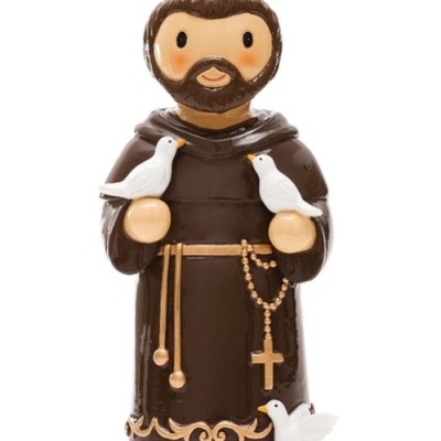 Estatueta de santo com túnica castanha e pássaros brancos