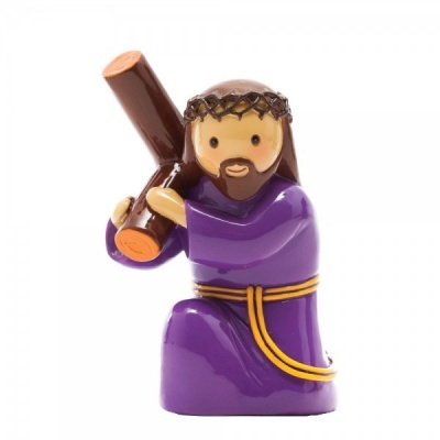 Figura decorativa de Jesus com vestido roxo carregando cruz castanha