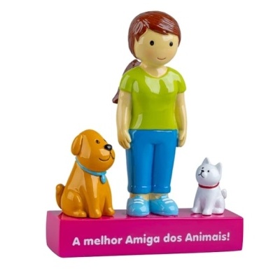 Figura decorativa de rapariga com cão e gato sobre base rosa com texto