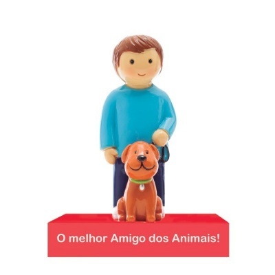 Figura decorativa de pessoa com cão e base vermelha com texto
