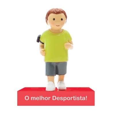 Figura de rapaz com bata verde e calções cinzentos sobre base vermelha com texto.