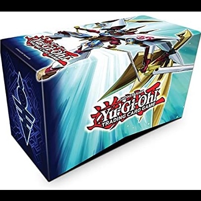 Caixa de cartas Yu-Gi-Oh! com personagem em armadura e fundo azul