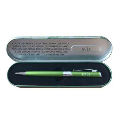 Estojo metálico com caneta verde e texto em português