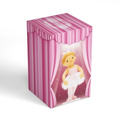 Caixa rosa com figura de bailarina e cortinas desenhadas