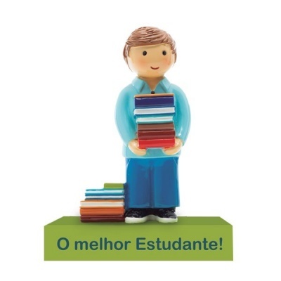 Figura decorativa de estudante segurando livros com base verde e texto em português