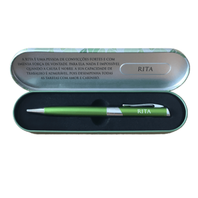 Conjunto com caneta verde e caixa metálica personalizada com texto sobre Rita
