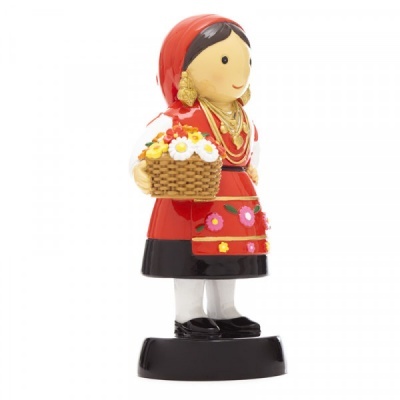 Figura decorativa de rapariga com traje tradicional vermelho e preto segurando cesto flores