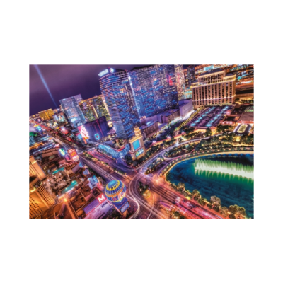 Vista aérea noturna iluminada da cidade de Las Vegas com lago e edifícios altos