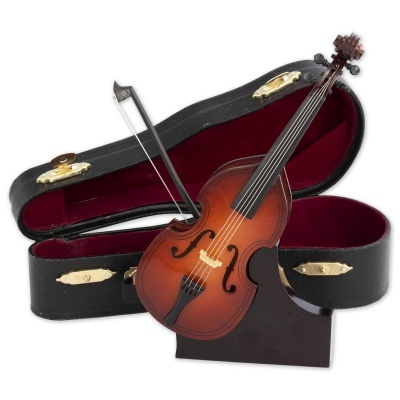 Violino clássico castanho com arco num estojo preto com interior vermelho