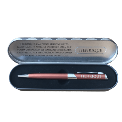 Estojo metálico cinzento com texto em português e caneta vermelha com gravação HENRIQUE