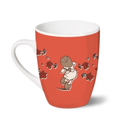Caneca branca com exterior vermelho e imagem de ovelha caricata rodeada por flores.