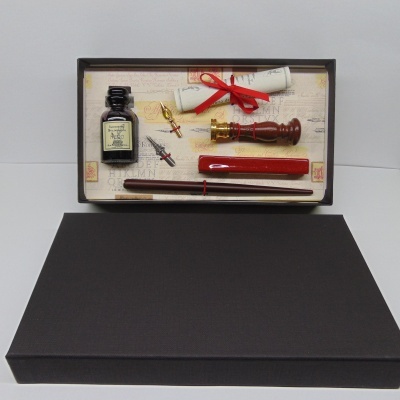 Conjunto de escrita tradicional com tinteiro, selo de madeira, caneta e rolo de papel em caixa preta