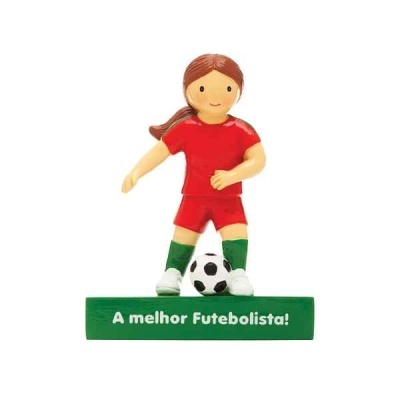 Figura decorativa de jogadora de futebol com bola e base verde com texto