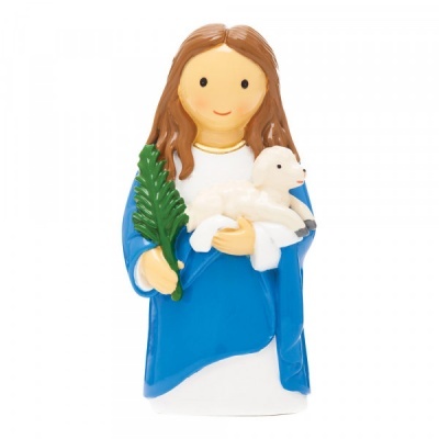 Figura decorativa feminina com túnica azul e branca segurando ramo e cordeiro