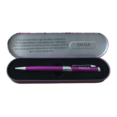 Conjunto com caneta roxa e estojo metálico com texto sobre Paula