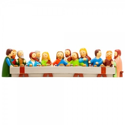 Figura decorativa colorida A Última Ceia em cerâmica/plástico com personagens à volta de mesa branca