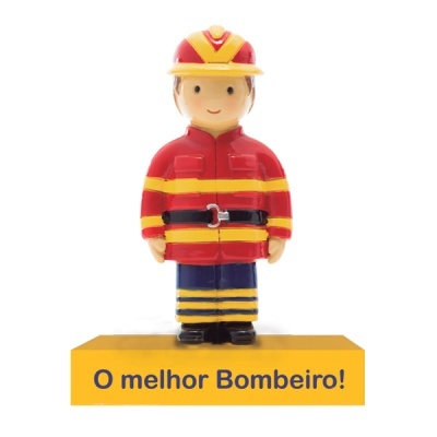 Figurine de bombeiro em uniforme vermelho com base amarela