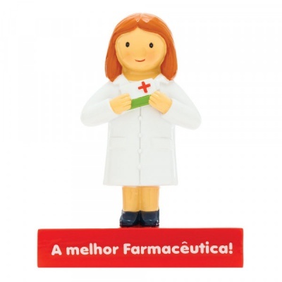 Figura farmacêutica com bata branca e base vermelha com texto