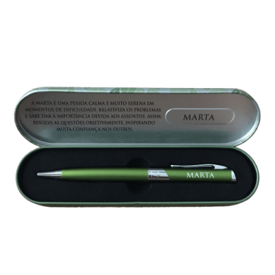 Caneta verde no estojo cinza com texto descritivo sobre Marta no interior da tampa