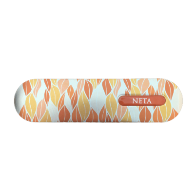 Estojo metálico decorado com padrão de folhas coloridas e etiqueta com texto NETA