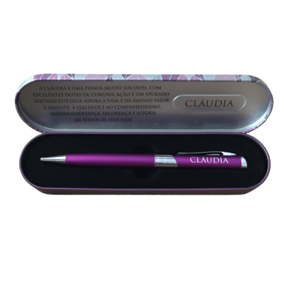 Estojo metálico com caneta roxa e mensagem dedicada à Cláudia