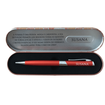 Estojo com caneta vermelha personalizada com o nome SUSANA e texto em português na tampa.