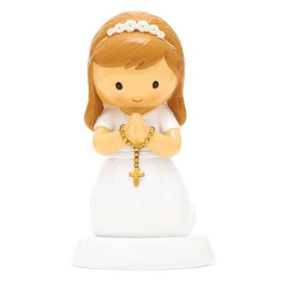 Estátua de menina de comunhão com vestido branco e terço dourado