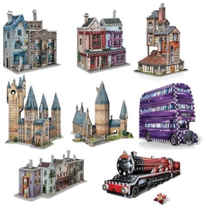 miniaturas tridimensionais de edifícios históricos e um ônibus roxo sobre fundo branco