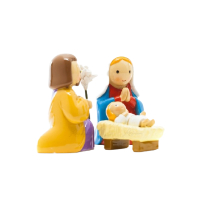 Figuras natalícias em cerâmica colorida com Jesus bebé, Maria em azul e vermelho, e um homem ajoelhado de túnica amarela.